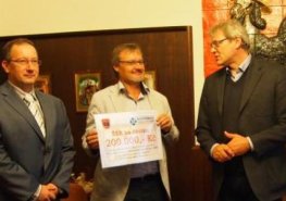 Česká Třebová darovala Nadačnímu fondu S námi je tu lépe! symbolický šek
