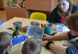 Krajinku v krabičce si během své hospitalizace tvořili v dubnu pacienti dětského oddělení