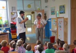 I STONAT SE DÁ S ÚSMĚVEM aneb červen 2016 na dětském oddělení
