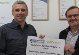 Společnost Autoneum CZ s. r. o. předala Nadačnímu fondu S námi je tu lépe!  symbolický šek