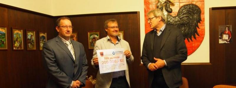 Česká Třebová darovala Nadačnímu fondu S námi je tu lépe! symbolický šek