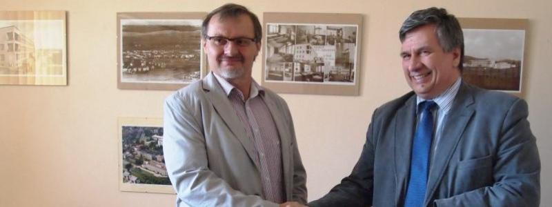 Společnost AVX Czech republic předala šek pro Nadační fond S námi je tu lépe!