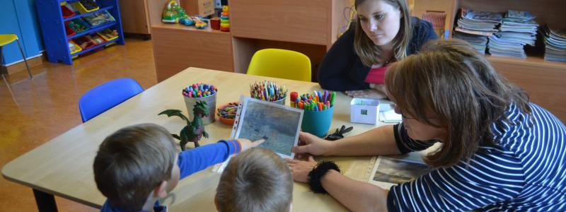 Krajinku v krabičce si během své hospitalizace tvořili v dubnu pacienti dětského oddělení