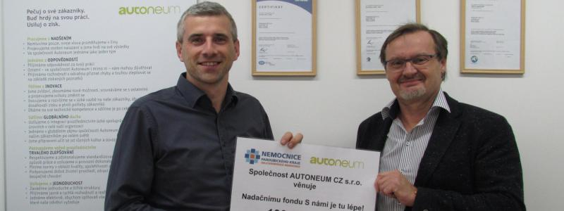 Společnost Autoneum CZ s. r. o. předala Nadačnímu fondu S námi je tu lépe!  symbolický šek